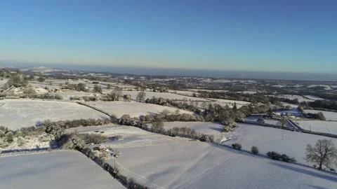 Cold snowy winter British patchwork farmland countryside rural scene Stock-Footage 146524088