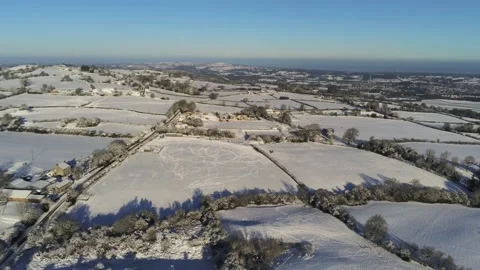 Cold snowy winter British patchwork farmland countryside rural scene Stock-Footage 146524111