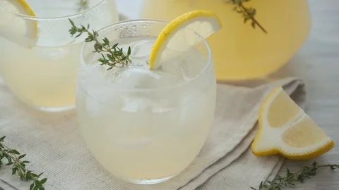 Cold summer drink with lemon and thyme 스톡 동영상 121444572