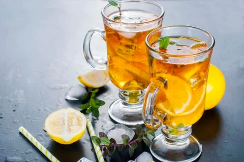 Cold tea with lemon, mint and ice Stock-Fotos