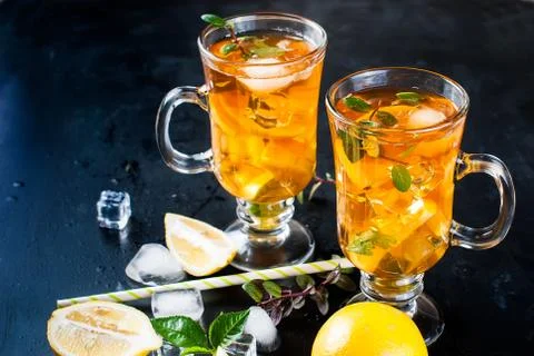 Cold tea with lemon, mint and ice Stock-Fotos