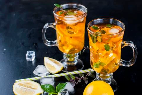 Cold tea with lemon, mint and ice Stockfoto's