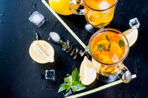 Cold tea with lemon, mint and ice Fotos Stock