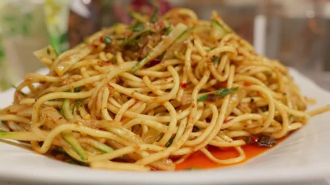 Cold thin noodles tossed in spicy seasoning sauce. Vídeos de archivo 340115244