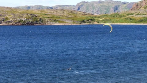 The cold turquoise waves of the Barents Sea on a sunny, windy day. 库存影片 342561837