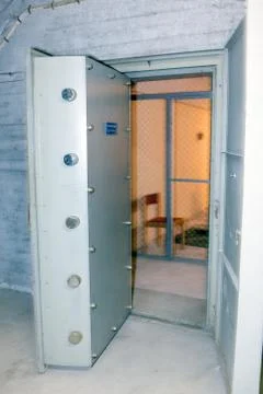 Cold war bunker  interior vault style door Stock-Fotos