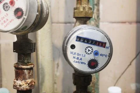 Cold water meter on the pipe. Close-up 库存照片