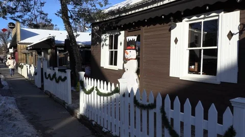 Cold winter day on small town main street with people and Christmas decorations 库存影片 119936327