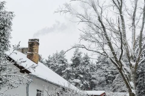 Cold winter day steaming chimney on the roof Foto stock