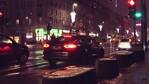 Cold winter evening: people crossing the street in Warsaw Video stock 71834665