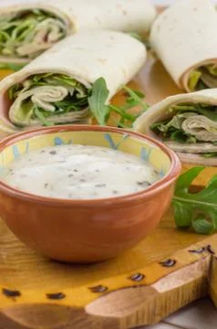 Cold wraps with ham, iceberg lettuce and yogurt sauce Stock-Fotos