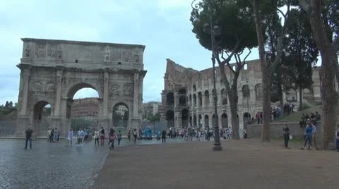 Coliseum and Arch of Constantine Vídeos de archivo 12418651