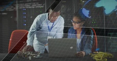 Collaborating lab technicians adjusting circuit boards at tech lab desk, with Foto stock