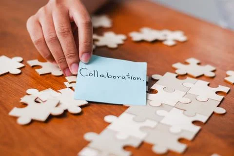 Collaboration action teamwork puzzle solving office environment engagement .. Foto stock