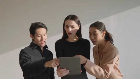 Collaboration in Business Video stock 331060013