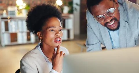 Collaboration, problem solving and a mentor with an employee in the office at Foto stock