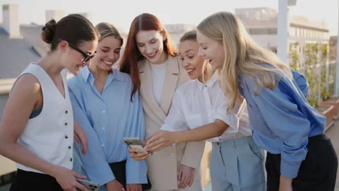 A Collaborative Business Meeting Gathering Young Professionals for Networking Видео 284304571