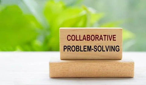 Collaborative Problem Solving Text auf Holzblock mit verschwommenen Natur ... Foto stock