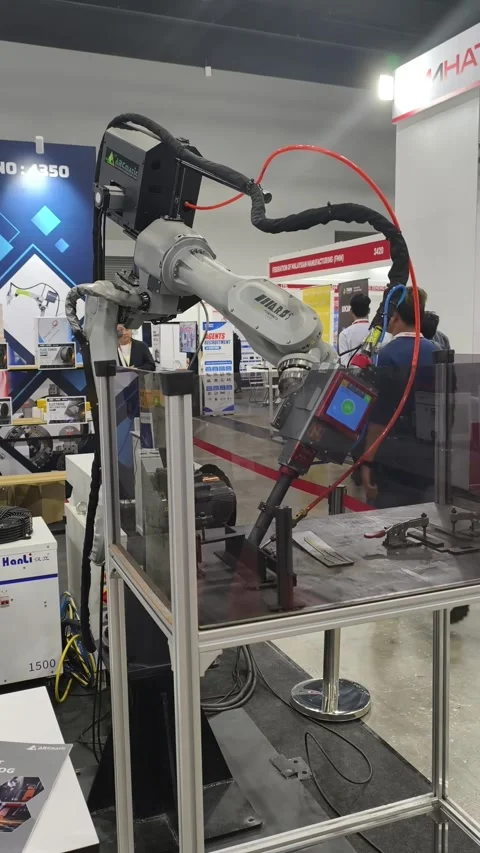 A collaborative robotic welding system. Stock-Footage 336838814