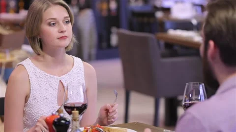 Collaborative romantic dinner in a restaurant Video stock 252598019