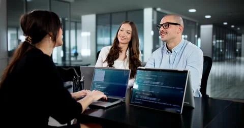 Collaborative Software Engineers Coding In Office Environment: Diverse Team M Foto stock