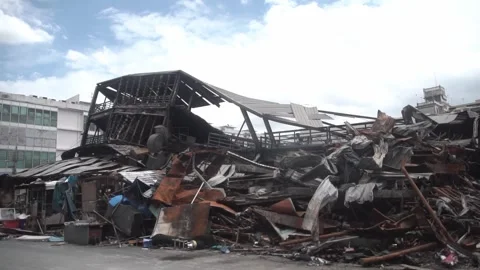 Collapsed building after a fire blaze. Stockbeeldmateriaal 345704305