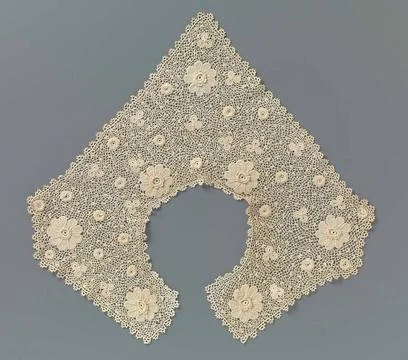 Collar of crocheted side with scattering pattern of large and small rosett... 库存照片