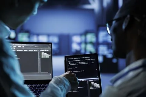Colleagues code on tablet in data center Stockfoto's