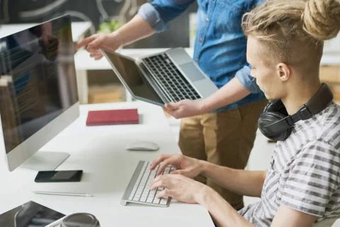 Colleagues coding information in office Foto stock