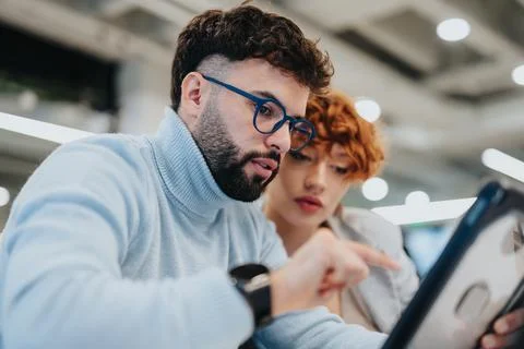 Colleagues collaborate on data analysis and financial planning in a corporate Fotos de archivo