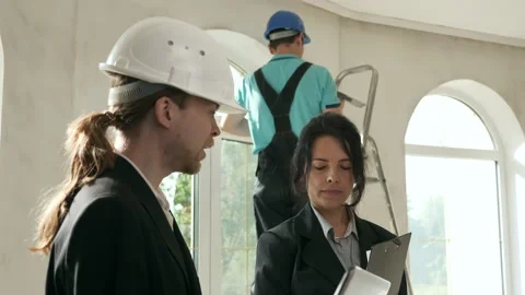 Colleagues Designer Architect Engineer Discuss Together Refurbishment Renovation Vídeos de archivo 158157800