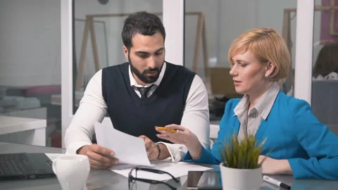 Colleagues Discuss Main Points 動画素材 90032893