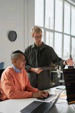 Colleagues discussing codes of software Foto stock