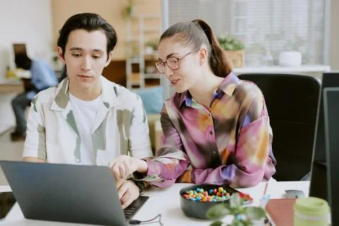 Colleagues Discussing Final Code Foto stock