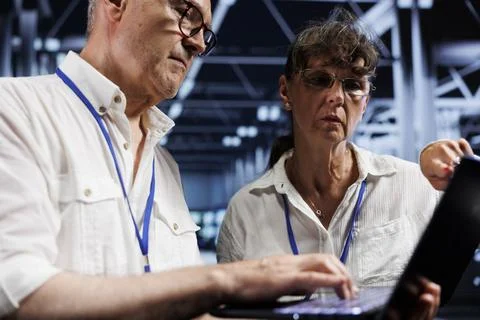 Colleagues doing server analysis Foto stock