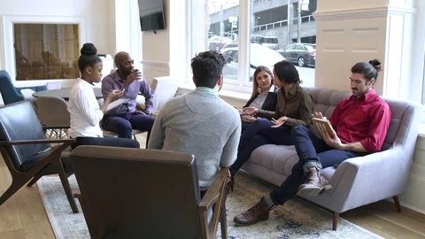 Colleagues having a meeting 動画素材 77092731