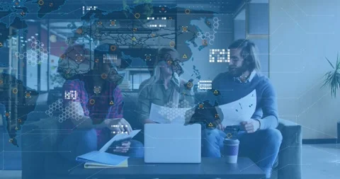 Colleagues sharing docs and pointing at laptop as world map UI fading in driving Vidéo 318063330