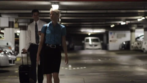 Colleagues walking in a parking lot. Vídeos de archivo 88370981