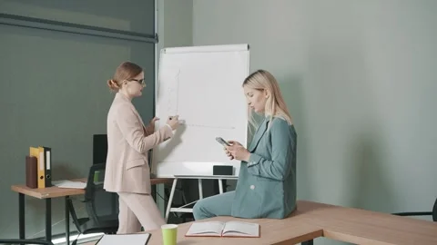Colleagues work together at the office to solve a problem during a meeting Vidéo 326323835