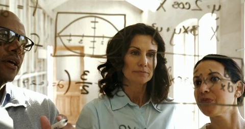 Colleagues working on equations together. 스톡 동영상 88376538