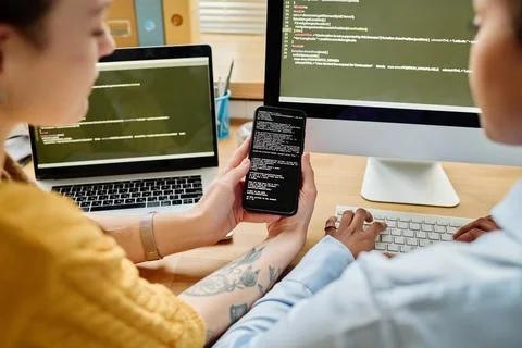 Colleagues writing security codes in team 库存照片