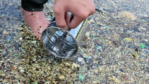 Collect microplastic waste samples in seawater. Vídeo Stock 128094957