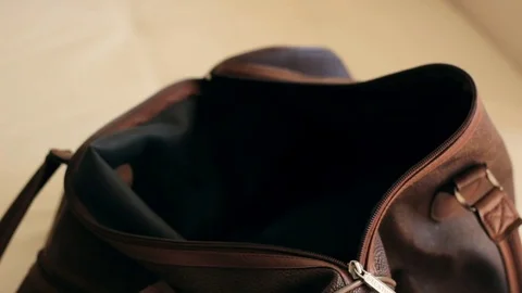 Collecting clothes in a bag Vidéo 77876818