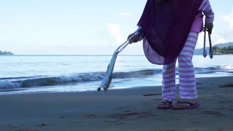Collecting garbage around the beach Video stock 133753186