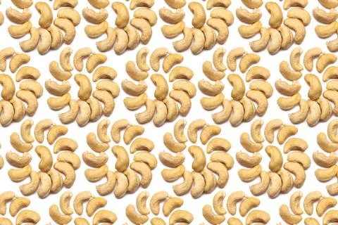 A collection of cashew nuts lie in the shape of a circle or sun on an isolate Foto stock