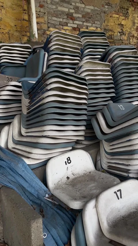 Collection of dusty stadium seating placed beneath brick structures Vidéo 347334839
