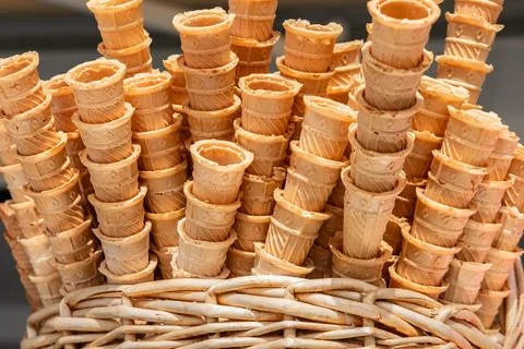 Collection of empty ice cream cone. Empty ice cream cones in a backet. Foto stock