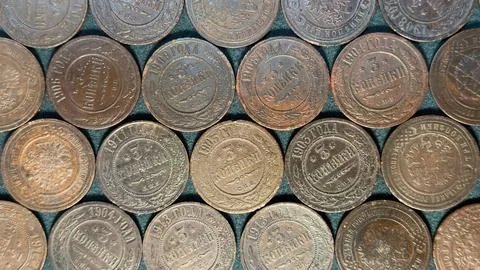 A collection of old coins arranged in a pattern, showcasing various shades .. Foto stock