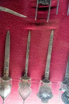 A collection of old metal objects, including a pair of scissors and a knife.. Stockfoto's