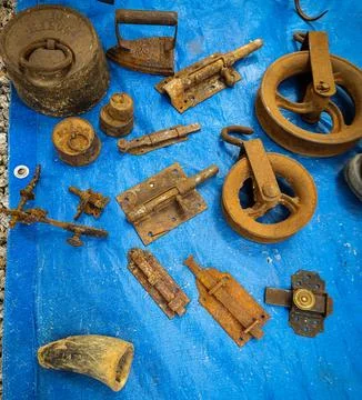 Collection of old rusty metal objects including door latches, flat iron, pu.. Foto stock